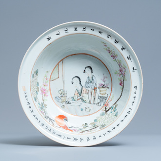 Un grand bol en porcelaine de Chine qianjiang cai à décor d'une artiste et son élève, 19/20ème
