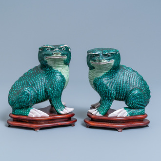 Une paire de modèles de crapauds en porcelaine de Chine famille verte, 19ème