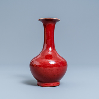 Un vase de forme bouteille en porcelaine de Chine sang de boeuf monochrome, 19ème