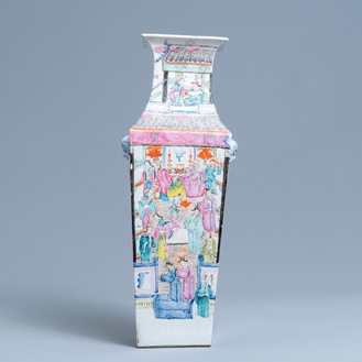 Un vase de forme carrée en porcelaine de Chine famille rose, 19ème