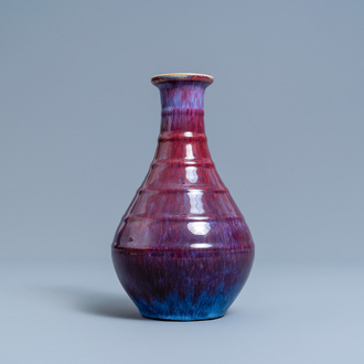 Un vase de forme bouteille en porcelaine de Chine à émail flambé, marque de Yongzheng, 19ème
