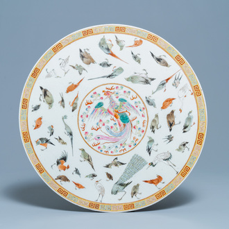 Une grande plaque ronde en porcelaine de Chine famille rose à décor d'oiseaux, 19/20ème