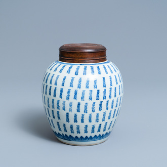 Un pot à gingembre en porcelaine de Chine en bleu et blanc à décor de caractères Shou, Kangxi
