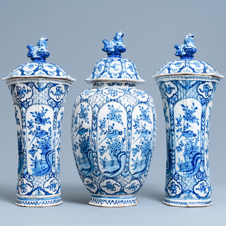 Une garniture de trois vases couverts en faïence de Delft en bleu et blanc, 18ème