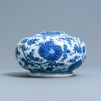 Een Chinese blauw-witte vaas met lotusslingers, Xuande merk, Kangxi