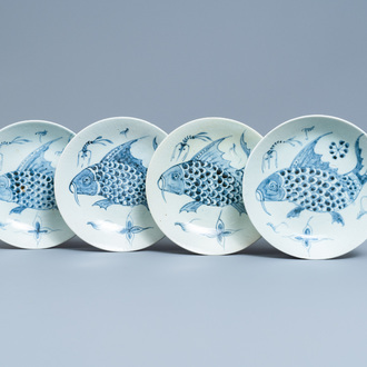 Quatre plats en porcelaine de Chine en bleu et blanc à décor de carpes, Dehua, 18/19ème