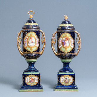 Une paire de vases en porcelaine dans le style de Sèvres, prob. Samson, Paris, 19ème