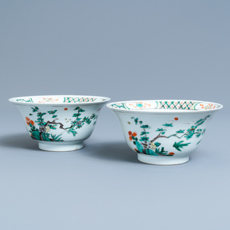 Une paire de bols en porcelaine de Chine famille verte, Kangxi