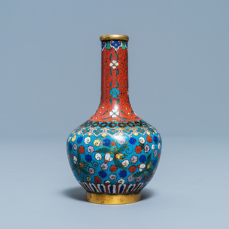 Un petit vase de forme bouteille en émaux cloisonnés, Chine, 18/19ème