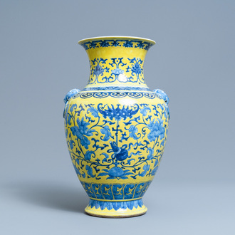 Un vase en porcelaine de Chine en bleu et blanc sur fond jaune, 19ème