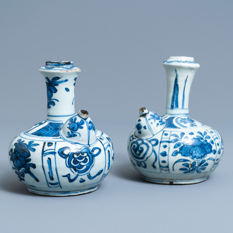 Deux kendi en porcelaine de Chine en bleu et blanc, Wanli