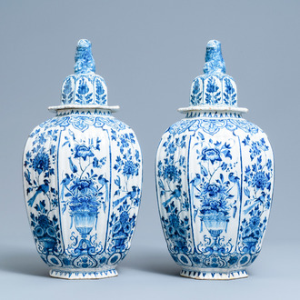 Une paire de grands vases en faïence de Delft en bleu et blanc, 18ème