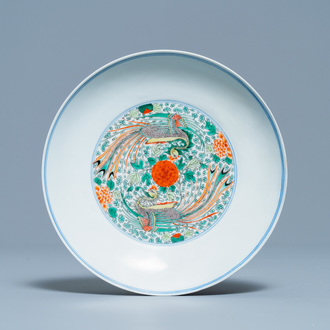Une assiette en porcelaine de Chine famille verte à décor de deux phénix, Kangxi