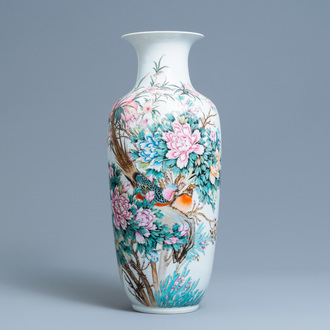 Un vase en porcelaine de Chine famille rose, marque de Qianlong, République