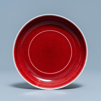 Une assiette en porcelaine de Chine rouge de cuivre monochrome, marque de Xuande, 19/20ème