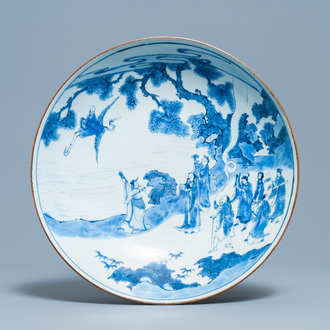 Un plat en porcelaine de Chine en bleu et blanc à décor d'immortels, marque Yu Tang Jia Qi, Shunzhi