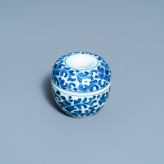 Un lave-pinceaux en deux pièces en porcelaine de Chine en bleu et blanc, Kangxi