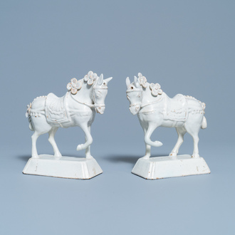 Een paar wit Delftse modellen van paarden, 18e eeuw