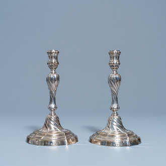 Une paire de bougeoirs en argent, marque de Carel Benninck, Bruges, datée 1778