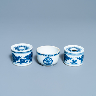 Deux sabliers et un bol en porcelaine de Chine en bleu et blanc, Kangxi