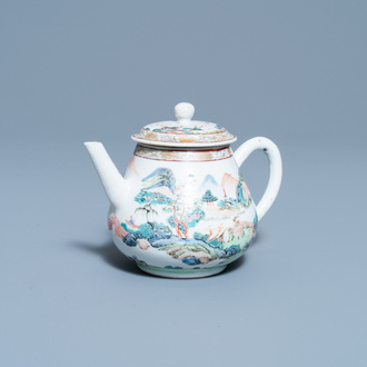 Une théière en porcelaine de Chine famille rose à décor d'un paysage montagneux, Yongzheng