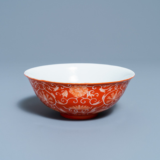 Un bol en porcelaine de Chine à fond rouge de corail, marque de Daoguang, République