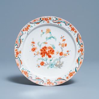 Une assiette en faïence de Delft petit feu à décor floral de style chinoiserie, 18ème