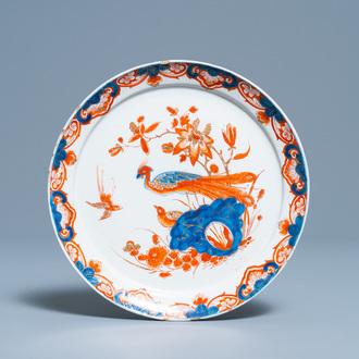 Une assiette en faïence de Delft doré à décor d'un paon, 18ème