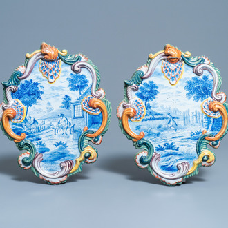 Een paar polychrome Delftse plaquettes met plattelandsvoorstellingen, 19e eeuw