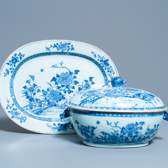 Une terrine couverte sur présentoir en porcelaine de Chine en bleu et blanc, Qianlong