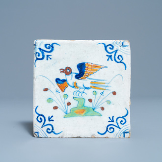 Un carreau en faïence de Delft polychrome à décor d'un oiseau, 17ème