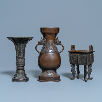 Twee Chinese archaïsche bronzen vazen en een wierookbrander, 18/19e eeuw