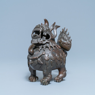 Een grote Chinese gelakte bronzen wierookbrander in de vorm van een luduan, Ming
