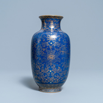 Un vase en porcelaine de Chine à décor doré sur fond bleu, marque de Qianlong, République