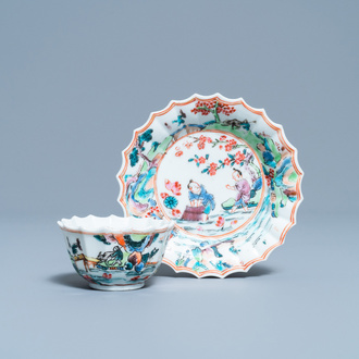 Une tasse et soucoupe en porcelaine de Chine famille rose, Yongzheng