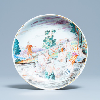 Une assiette en porcelaine de Chine famille rose à décor de 'Diane et Actéon', Yongzheng