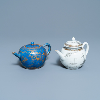 Une théière en porcelaine de Chine bleu poudré et doré et une en grisaille, Kangxi/Yongzheng
