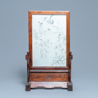 Een Chinees houten tafelscherm met grisaille plaquette, 19e eeuw