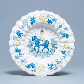 Un plat godronné en faïence de Delft polychrome à décor d'un homme sur cheval, fin du 17ème