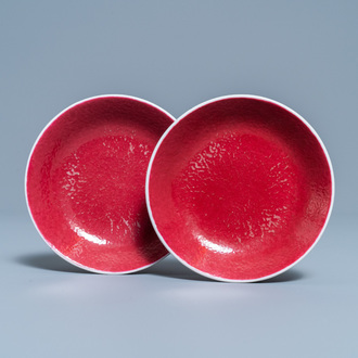 Une paire de coupes en porcelaine de Chine rouge de rubis monochrome, marque et époque de Jiaqing