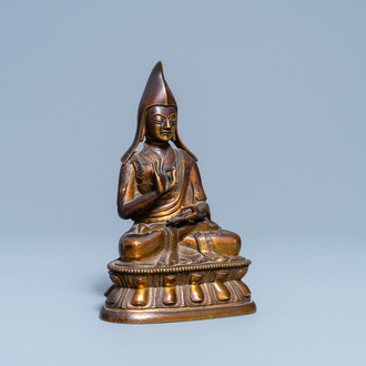 Une figure d'un lama en bronze doré, Sino-Tibet, 18/19ème