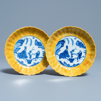 Une paire de coupes godronnées en porcelaine de Chine en bleu et blanc aux bordures jaunes, Wanli