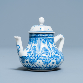 Een Chinese blauw-witte miniatuur theepot in zacht porselein, Kangxi