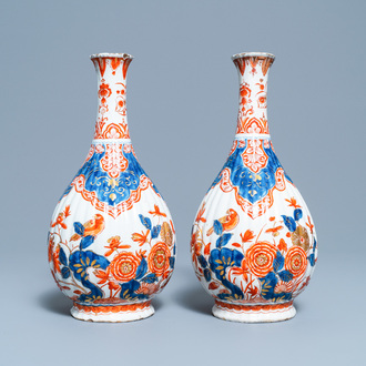 Une paire de vases en faïence de Delft doré, 18ème