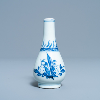 Un vase de forme poireau en porcelaine de Chine en bleu et blanc, époque Transition