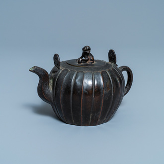 Een Chinese gelakte bronzen theepot met deksel, Yuan