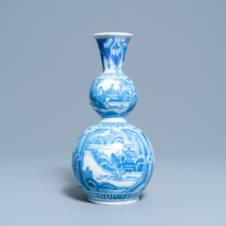 Un vase de forme double gourde en faïence de Delft en bleu et blanc à décor de chinoiserie, fin du 17ème