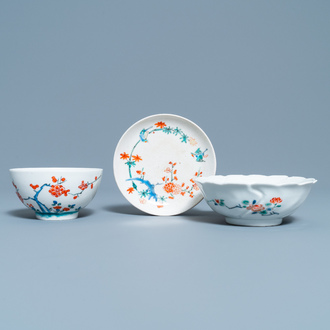 Twee Japanse Kakiemon-stijl kommen en een schotel, Edo