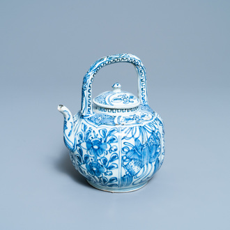 Une verseuse à vin couverte en porcelaine de Chine en bleu et blanc, Wanli