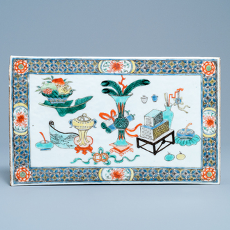 Une plaque en porcelaine de Chine famille verte à décor d'antiquités, 19ème